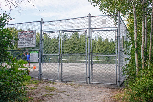 Hunter's Point Wildlife Park - tennis court